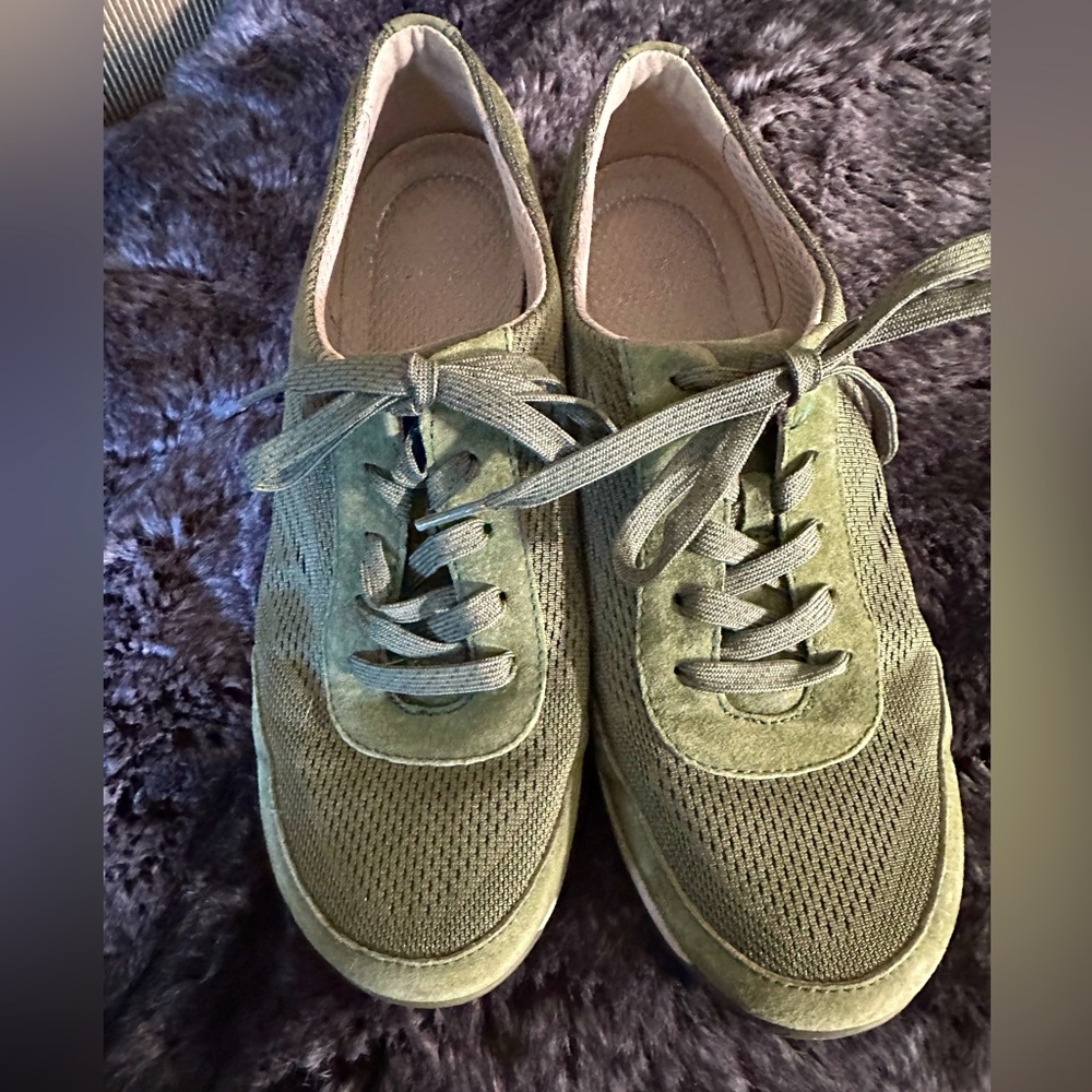 Dansko size 40 women’s green fabric and suede shoes. EUC.
